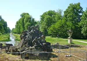 Venusbrunnen (auch Ledabrunnen) mit Grotte und Skulpturen bei der Fasanerie in Moritzburg