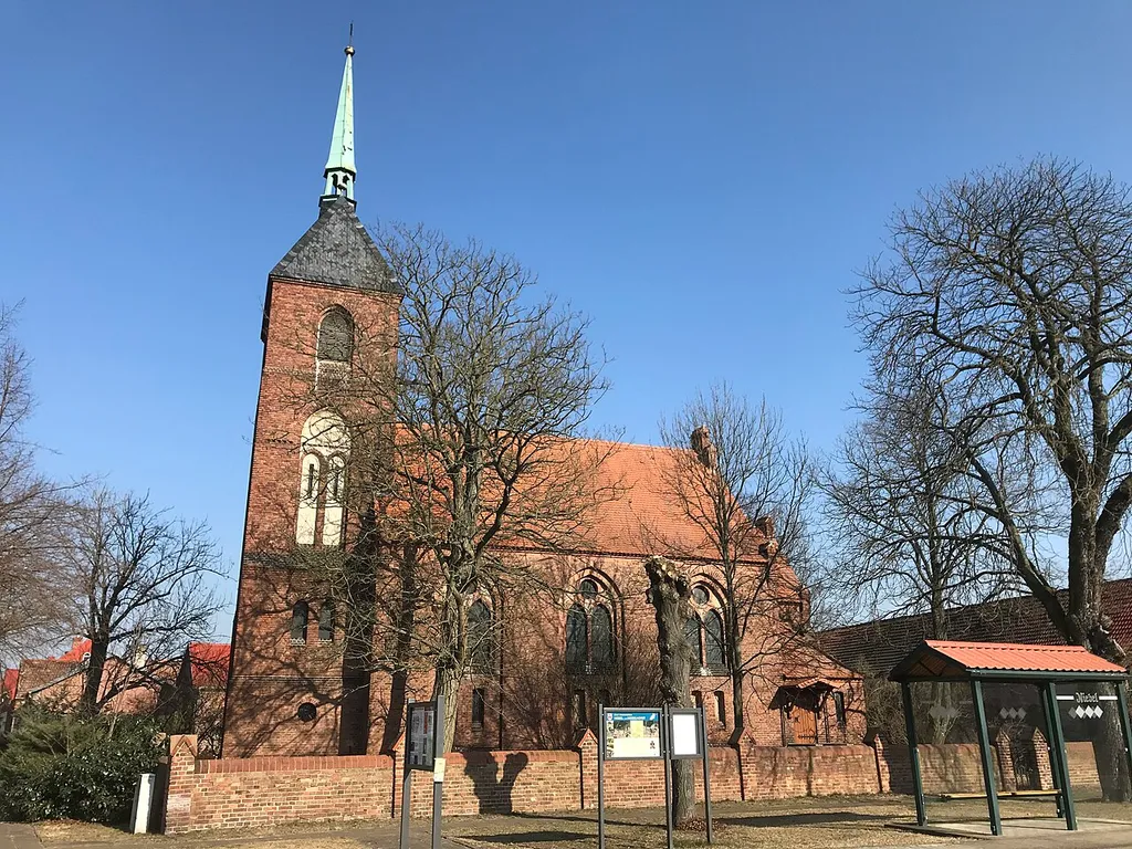 Die neugotische Dorfkirche in Niebel (Stadt Treuenbrietzen) entstand im Jahr 1895. Im Innern befindet sich unter anderem ein gotischer Schnitzaltar aus dem Ende des 15. Jahrhunderts. Er zeigt eine Vespergruppe.