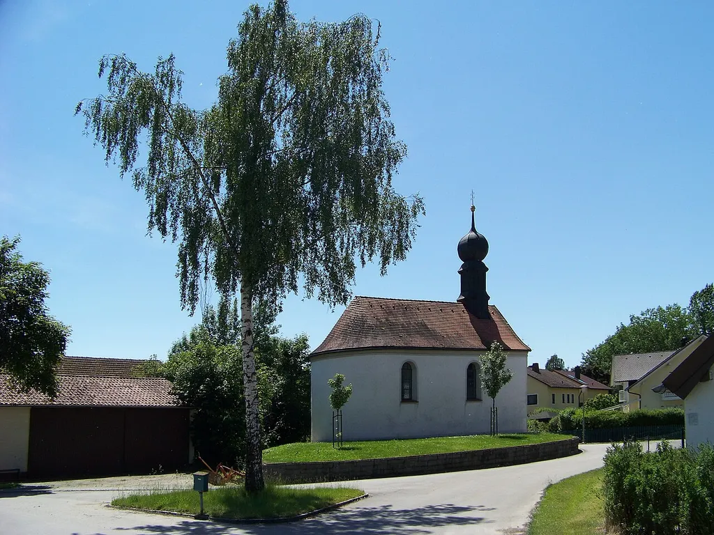 Stephansposching, Rottersdorf 23. Katholische Filialkirche St. Georg, kleiner Saalbau mit Zwiebel-Dachreiter, Anfang 18. Jahrhundert; mit Ausstattung.