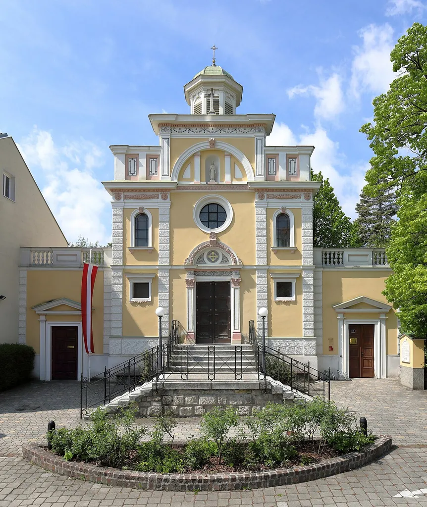 Ostansicht der evangelische Pfarrkirche in der niederösterreichischen Bezirkshauptstadt Mödling.Ein einschiffiger klassizistischer Sakralbau im Stil der italienischen Frührenaissance, der durch seitliche Anbauten in die Breite gegliedert ist. Errichtet wurde die Kirche durch den Baumeister Gerard Hendrik Duursma nach Plänen von Eugen Sehnal und am 28. November 1875 geweiht.