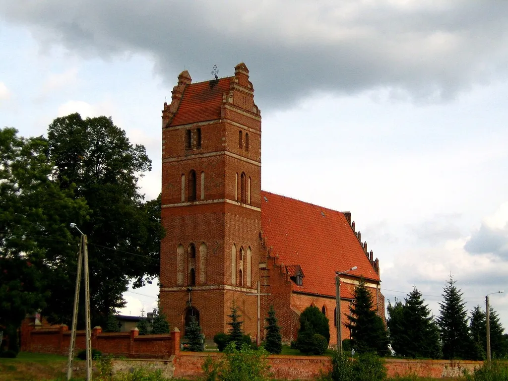 Gotycki Kościół Niepokalanego Poczęcia NMP we wsi Wielki Garc z XVI wieku. Widok od strony południowej pokazujący główną bryłę budynku. Kościół zbudowany z cegły, posiada masywną wieżę i 3 nawy. W wieży 2 dzwony (z 1782 i 1974 roku) oraz stary mechanizm zegarowy. Dach dwuspadowy. Wnętrze z XVII/XVIII wieku. kościół parafialny p.w.Niepokalanego Poczęcia NMP Wielki Garc
