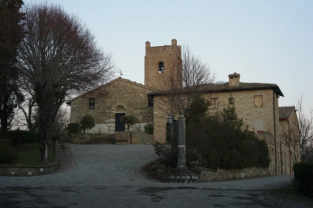 Veduta esterna della Pieve di San Cassiano di Castelcavallino.