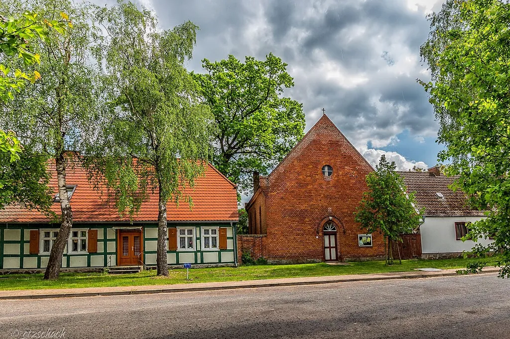 Ev.-lutherische (altlutherische) Kirche mit straßenseitigen Mauern