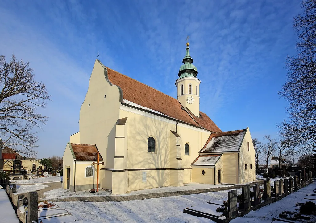 Südwestansicht der katholische Pfarrkirche hll. Petrus und Paulus in der niederösterreichischen Stadtgemeinde Gerasdorf bei Wien.