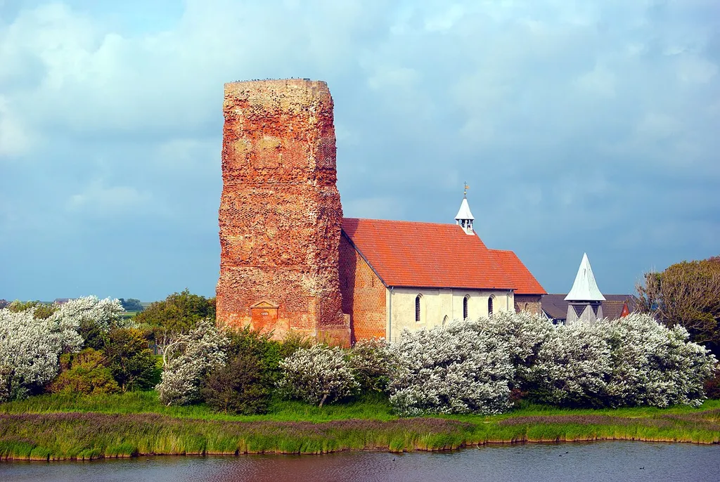 Die Kirche St.Salvator liegt im Westteil der Nordseeinsel Sie wurde im 11. Jahrhundert erbaut. Die alte Turmruine ist heute das Wahrzeichen der Insel Pellworm.