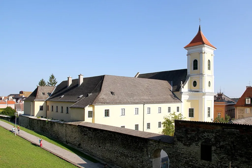 Das Franziskanerkloster in der burgenländischen Stadt Eisenstadt. Im Vordergrund die alte Stadtmauer.