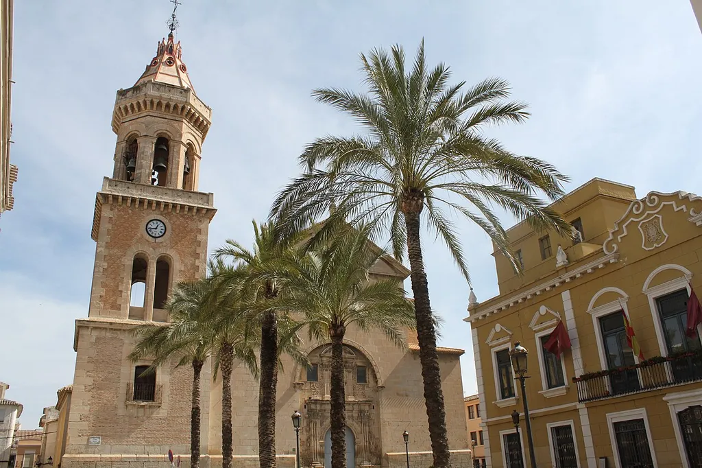 Imagen de la Basílica de la Asunción de Cieza (Región de Murcia, España) con el ayuntamiento de la ciudad a mano derecha.