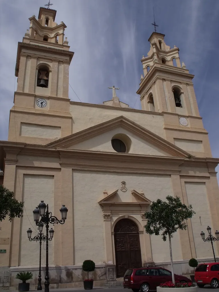 Plaza del Ayuntamiento de Ribarroja del Turia. Iglesia Parroquial de la Asunción.
