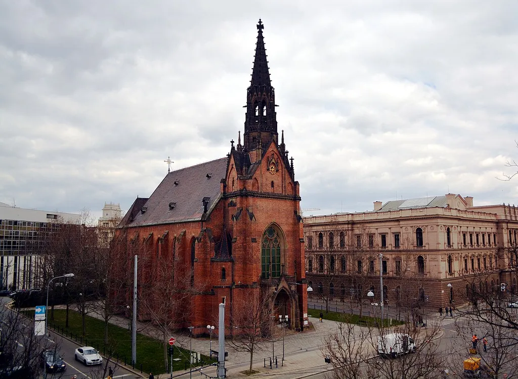 Českobratrský evangelický chrám Jana Amose Komenského v Brně vyfotografovaný ve spolupráci s Katedrou porodní asistence a zdravotnických záchranářů Lékařské fakulty Masarykovy univerzity z okna laboratoře 348A ve 3. nadzemním podlaží budovy Masarykovy univerzity na Komenského náměstí 2