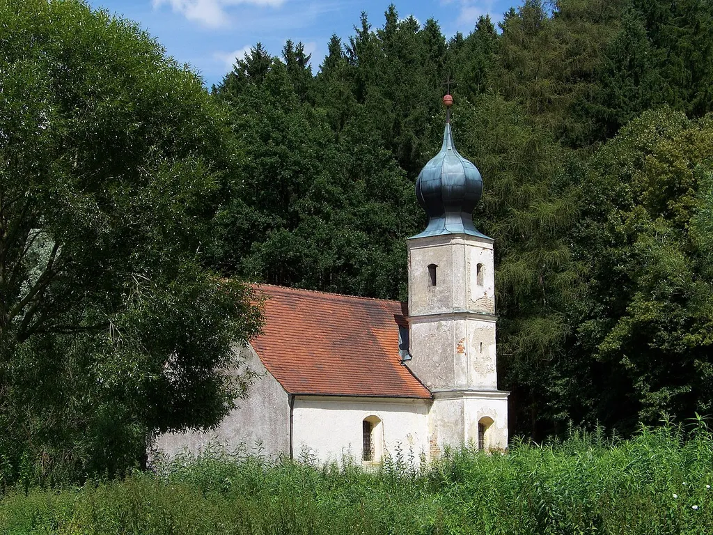 Herrngiersdorf, St. Johann. Ehem. Taufkirche St. Johann Baptist, Saalkirche mit Steildach und wenig eingezogenem, fünfseitig geschlossenem Chor, Chorflankenturm nach Süden, Langhaus 13. Jahrhundert, Chor und quadratischer Turmunterbau wohl zweite Hälfte 15. Jahrhundert, Turmabschluss und barocker Ausbau 18. Jahrhundert; mit Ausstattung.