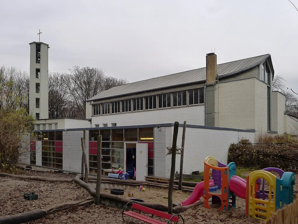 Blick auf die Himmelfahrtskirche hinter dem Kindergarten