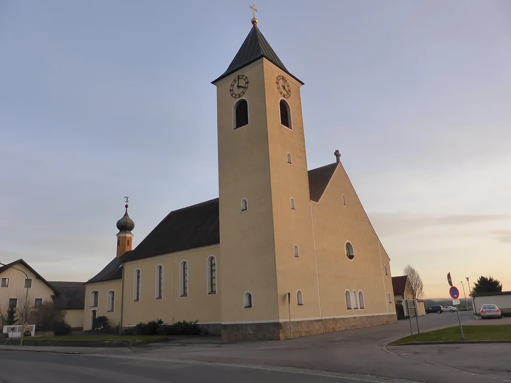 römisch-katholische Pfarrkirche St. Georg in (Schwandorf-) Klardorf in der Oberpfalz; links spätromanischer Bauteil mit Dachreiter-Zwiebelturm; rechts Erweiterungsbau von 1926 mit Glockenturm; unter Denkmalschutz