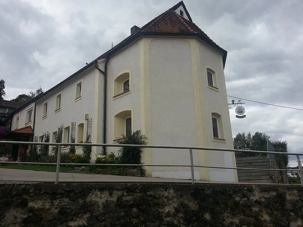 Ehem. Kirche, wohl 17. Jahrhundert, 1806 profaniert, seit 1839 Brauerei und Gasthaus, sog. Hafnerwirt.