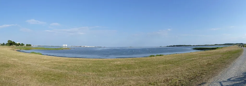 Der Burger Binnensee auf Fehmarn aus Richtung Wulfen gesehen.