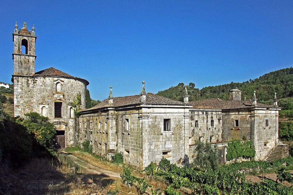 Foi fundado por Sueiro Teodoniz em 1161, primitivamente na possessão de Moimenta, obedientes à regra da Ordem de São Bento. Desde cedo, entretanto, abraçaram a regra da Ordem de Cister, tornando-se obedientes ao Mosteiro de Alcobaça. Poucos anos mais tarde, em 1173, foi transferido para Fornos de Maceira Dão. D. Afonso Henriques foi seu protector, pelas prerrogativas e grandes coutos com que o dotou. Nos séculos anos seguintes o seu património aumentou muito, mercê das doações que os fiéis lhe iam oferecendo. Em 1560, o Cardeal D. Henrique determinou que os bens dos extintos conventos das freiras Bernardas e de S. João do Vale de Madeiros lhe fossem anexados. Com a Extinção das ordens religiosas masculinas em 1834, os coutos de Maceira Dão passaram a integrar o concelho de Mangualde. Em 1837, a Câmara Municipal deliberou no sentido da sua administração. Na década de 1960, o conjunto foi adquirido por uma família de Pombal, que passou a explorar a propriedade, embora não dispondo de recursos para a conservação do imóvel histórico. À época já se encontrava sem recheio, revestimento ou ornamentos. Retábulos, altares e imagens já haviam sido dispersos. Em precárias condições de conservação, os seus vários espaços tem servido como depósito de alfaias e produtos agrícolas, e mesmo como abrigo para galinhas. Encontra-se classificado como Monumento Nacional pelo Decreto nº 5/2002, publicado no Diário da República nº 42 de 19 de Fevereiro de 2002, por iniciativa da Associação Cultural Azurara da Beira. Insere-se em zona de interesse paisagístico. [editar] Características Apresenta arquitectura com elementos em estilo maneirista e barroca dos séculos XVII e XVIII. Entre eles destacam-se: a torre medieval, erguida entre os séculos XII e XV, dividida internamente em três pisos de adega e celeiro, ainda hoje relativamente bem conservada; as edificações monásticas do século XVIII em que se destacavam, no piso térreo, o claustro com fonte, a sala do capítulo, o refeitório, a cozin