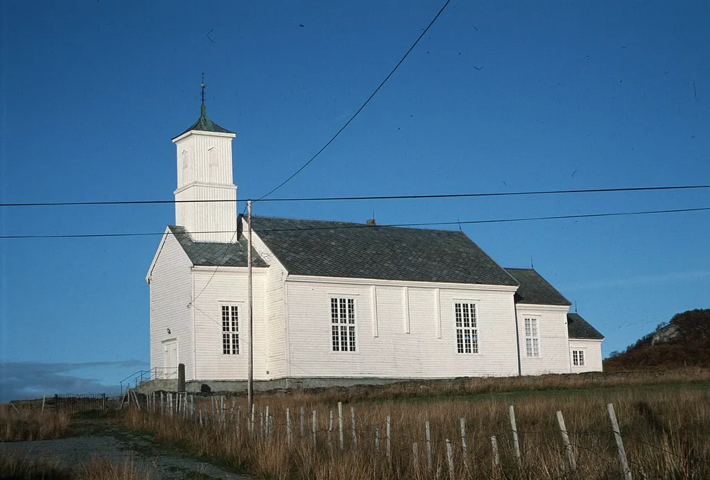 Karlsøy kirke. Foto: Ingrid Djupeal. Fra Riksantikvarens Kulturminnesøk.