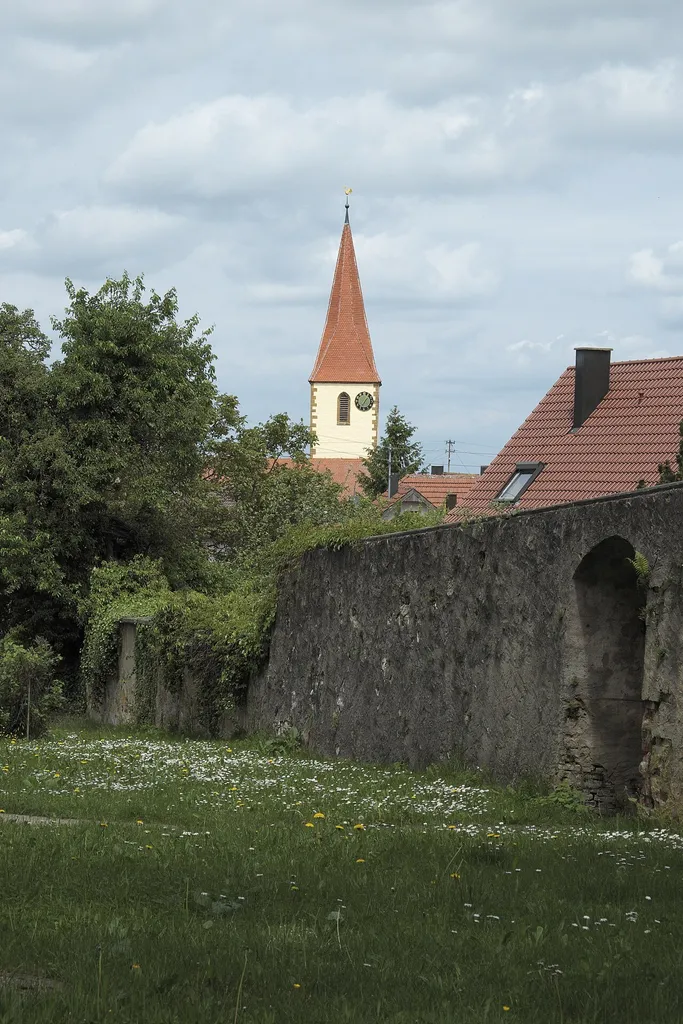Turm der evangelischen Jakobuskirche in Kirchheim am Ries im Ostalbkreis (Baden-Württemberg)