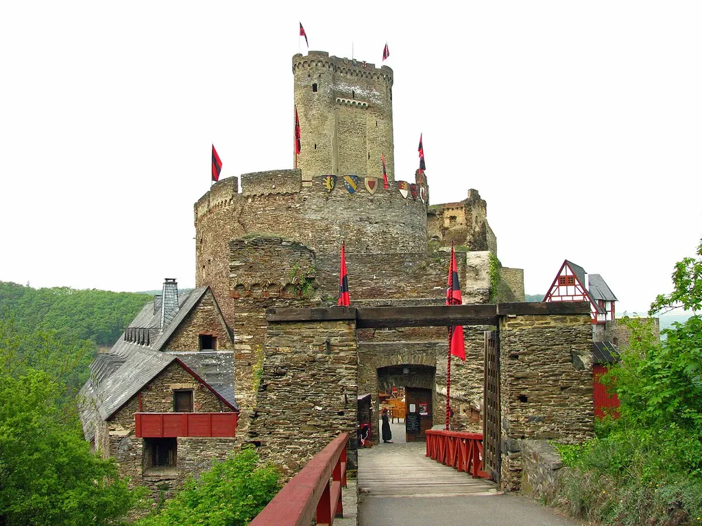 Die Ehrenburg bei Brodenbach Anfang Mai 2009