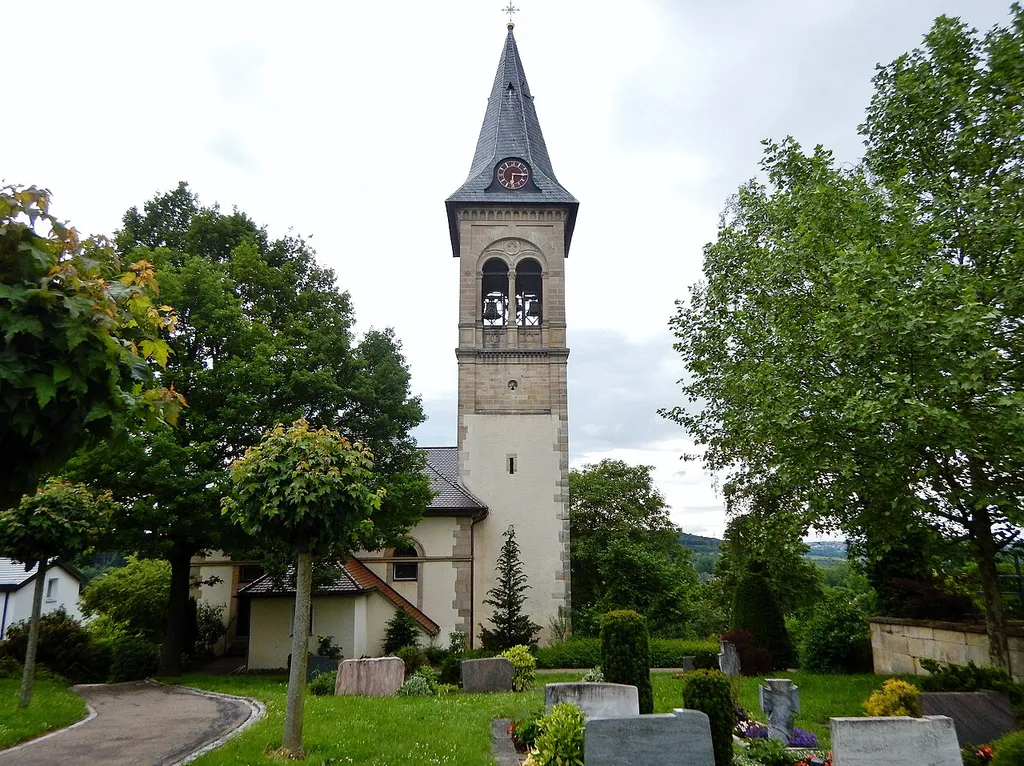 Evangelische Stephanuskirche mit dreiseitiger Empore, erbaut 1827 durch den Stuttgarter Hochbaurat Roth.