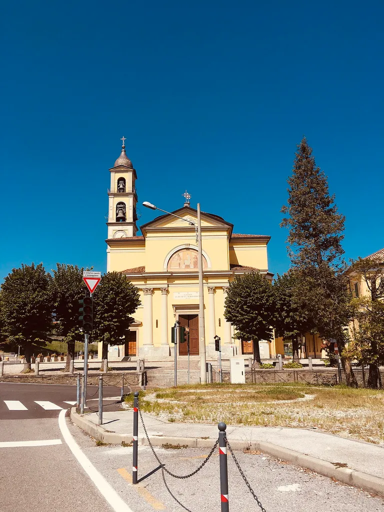 Visione d'insieme della chiesa parrocchiale di Monguzzo, Italia.