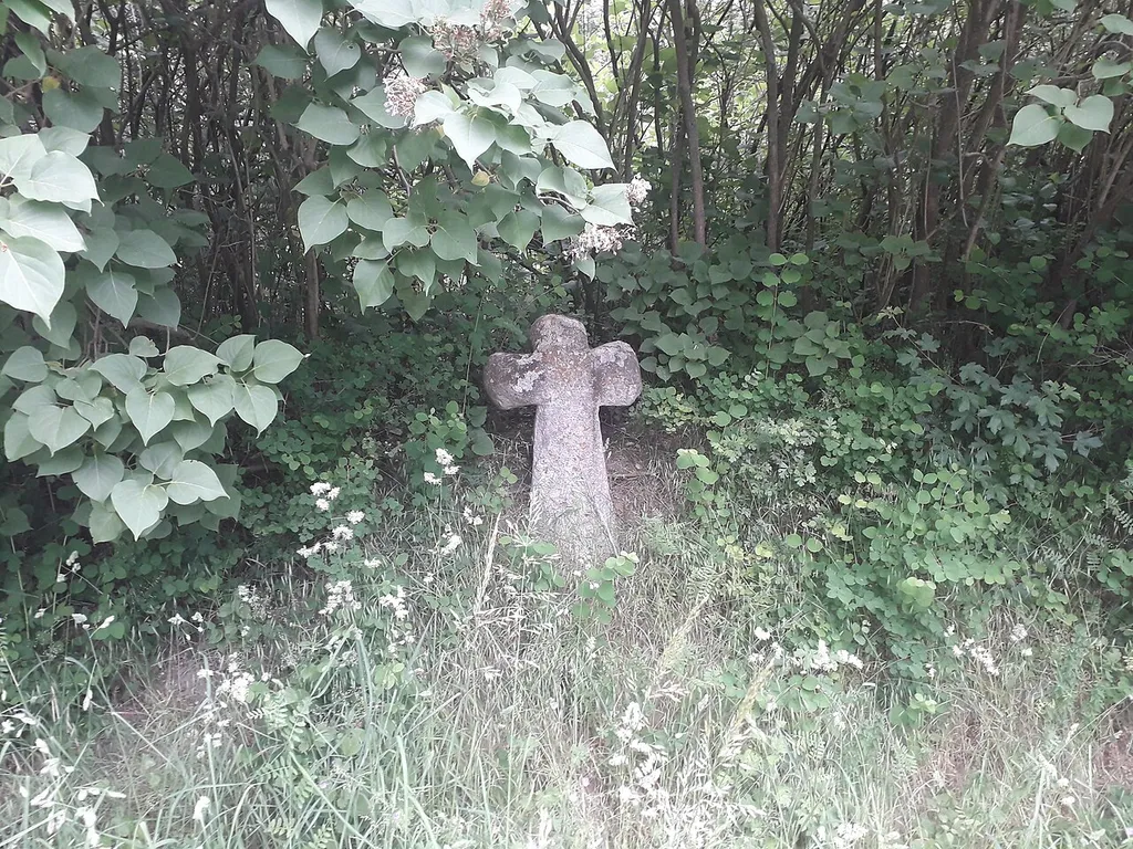 Naumburg (Saale), Steinkreuz am Straßenrand der Neidschützer Straße unter einer Böschung gegenüber dem Waldschlößchen