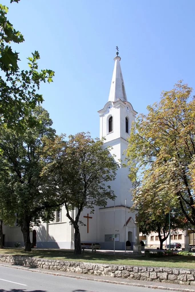 Katholische Pfarrkirche Hl. Dreifaltigkeit in Kroatisch Minihof, ein Ortsteil der burgenländischen Gemeinde Nikitsch. Ein einfacher Saalbau mit vorgestelltem dreigeschossigen Südturm auf dem baumbestandenen Anger. Die Kirche wurde 1731 errichtet und 1874 erneuert.