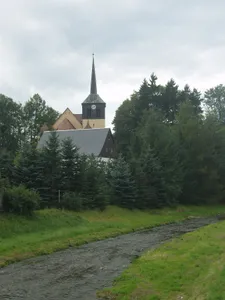 Einzeldenkmale der Sachgesamtheit Ev. Pfarrkirche Spremberg: Dorfkirche Spremberg, fünf Grabmale an der äußeren Kirchenwand, Denkmal für die Gefallenen des Ersten Weltkrieges und Einfriedungsmauer (siehe Sachgesamtheitsliste gleiche Anschrift –