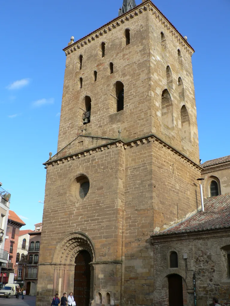 Iglesia de Santa Maria de Azoague. Benavente (Zamora) --Achica 02:04 2 jun, 2005 (CEST) Simple y llanamente hecha con mi cámara. Retirada de es:Benavente
