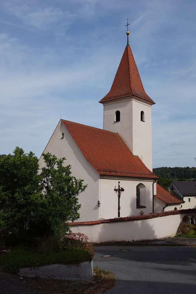 Die katholische Filialkirche St. Peter und Paul in Hausen bei Greding