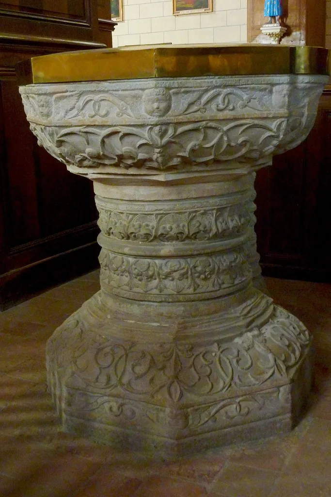 Taufstein in der Kirche Saint-Pierre-Saint-Paul in Jouy-sur-Morin im Département Seine-et-Marne (Île-de-France), von 1527 (siehe Le Patrimoine des Communes de la Seine-et-Marne. Flohic Editions, Bd. 1, Paris 2001, S. 516, ISBN 2-84234-100-7)