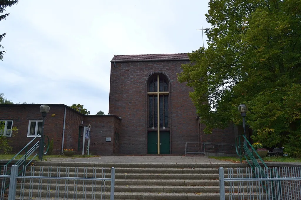 Katholische Kirche St. Hubertus Petershagen mit Pfarr- und Gemeindehaus