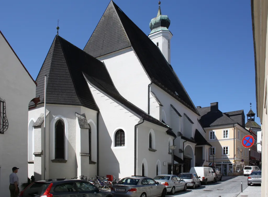 Nordostansicht der Stadtpfarrkirche St. Ulrich in der oberösterreichischen Stadt de:Vöcklabruck.
