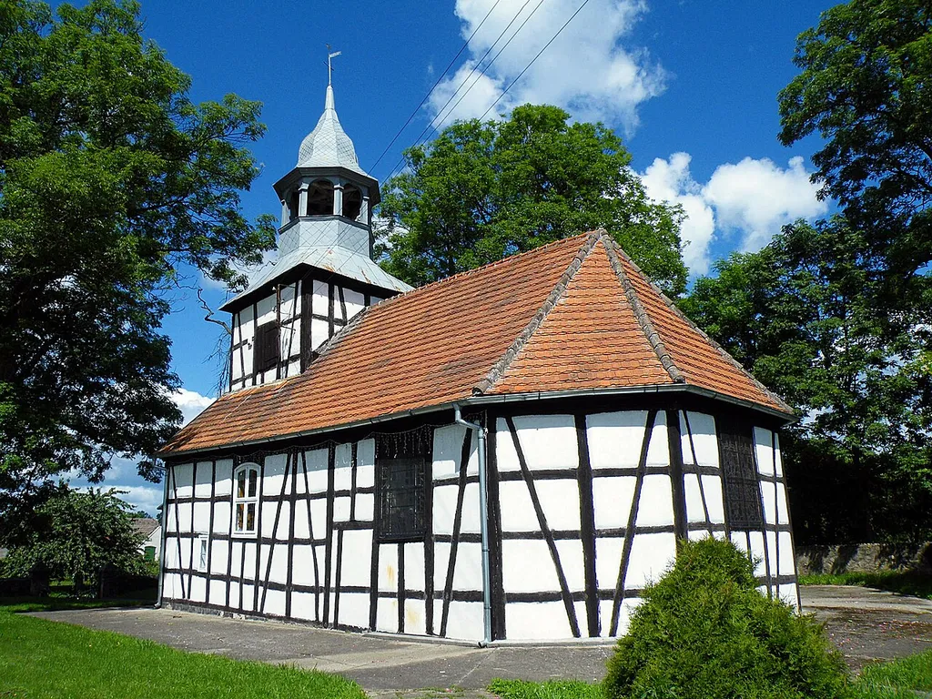 Lekowo - dawny kościół ewangelicki, obecnie rzymskokatolicki filialny p.w. śś. Piotra i Pawła, 1751, poł. l. 70. XX, 1980