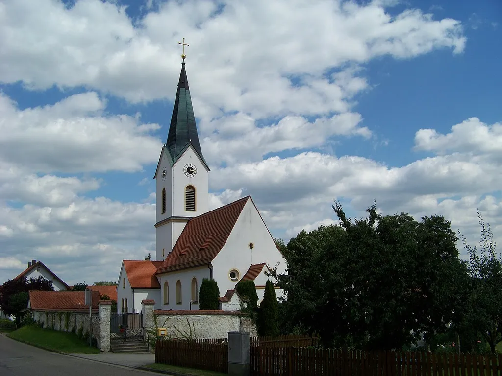 Langquaid, Oberleierndorf 12. Katholische Kirche St. Stephan. Saalkirche mit Steildach und eingezogenem Kastenchor, 13./14. Jh., barockisiert in der 1. Hälfte des 18. Jh., Chorturm, Obergeschosse und Spitzhelm Ende 19. Jh.