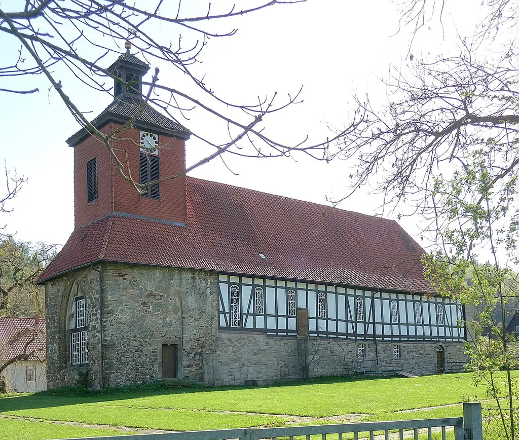 Nordostansicht der ev.-luth. Kirche Johannes-Servatius in Pöhlde, Stadt Herzberg, Landkreis Osterode am Harz, Niedersachsen. Erbaut auf den Resten des Mittelschiffs der Benediktiner-Klosterkirche des Klosters Pöhlde. Fachwerkteil erbaut im 17. Jh. nach dem 30jährigen Krieg , Turm 1768