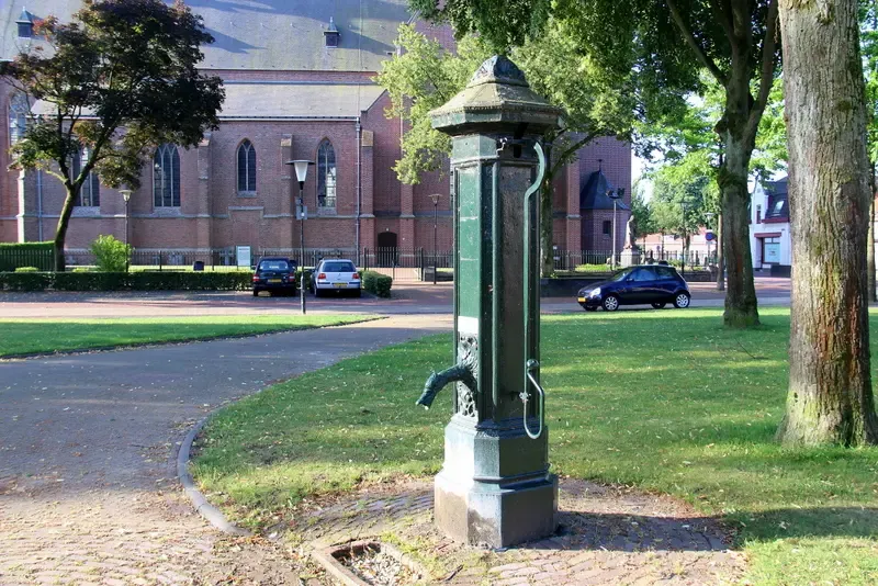 Centraal op het Mariaplein staat een pomp uit 1865, gegoten door ijzergieterij Giesbers en Van Deun. Stilistisch vertoont de waterpomp invloeden van de Neo-Renaissance. Na een renovatie in de jaren negentig van de twintigste eeuw werd het binnenwerk van de waterpomp verwijderd. Indertijd betrok ze haar water van een nabijgelegen, ruim zes meter diepe welwaterput. Het oorspronkelijk zo waterrijke Mariaplein staat in de volksmond nog steeds bekend als 'De Pool' (waterkuil, waterplas).