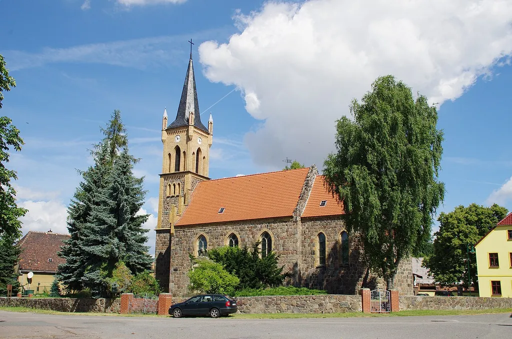 Niedergörsdorf in Brandenburg. Die Kirche in Langenlipsdorf steht unter Denkmalschutz.