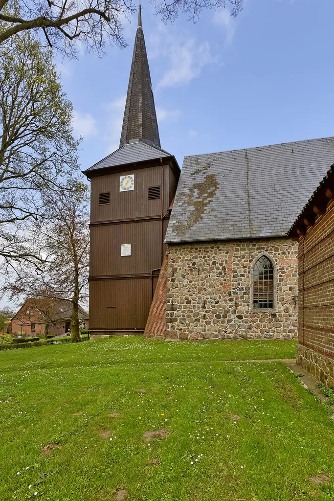 Bovenau, An der Kirche; Kirchengebäude