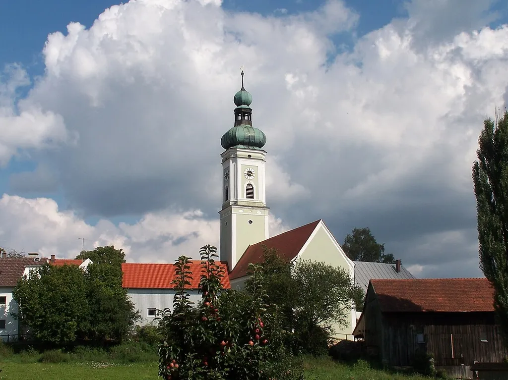 Attenhofen-Walkertshofen, Am Kirchberg 5. Katholische Pfarrkirche St. Michael. Saalkirche mit Satteldach und eingezogenem Kastenchor, hochaufragender Chorturm mit Zwiebelhaube und Laterne, 18. Jahrhundert, auf mittelalterlicher Grundlage, Langhaus 1892 verlängert; mit Ausstattung; Teile der Friedhofsummauerung, Ziegel, 17./18. Jahrhundert.