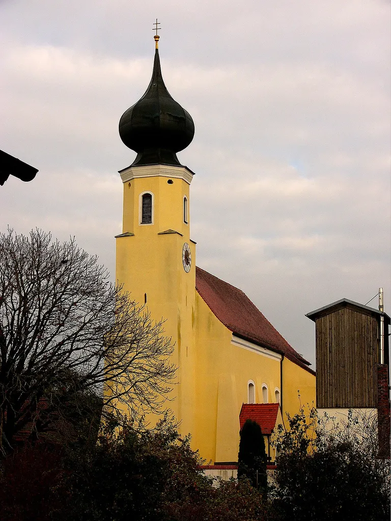 Katholische Pfarrkirche St. Ulrich; Saalkirche, spätgotische Anlage des 15. Jahrhunderts, Mitte des 18. Jahrhunderts barockisiert, Erweiterung des Chors nach Plan von Josef Elsner jun. 1908, westlich ausspringender Turm mit Achteckaufsatz und Zwiebelhaube; mit Ausstattung.