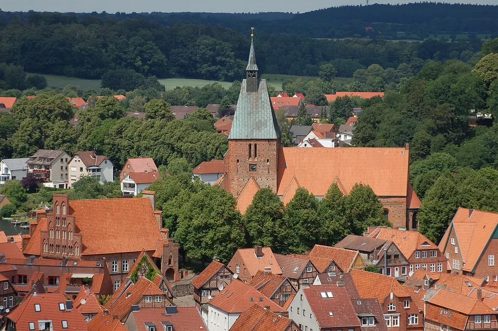 St. Nicolai und das alte Rathaus in Mölln vom Wasserturm aus.