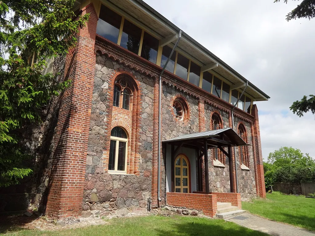 Die neuromanische Saalkirche in Niederjesar entstand 1859 nach Plänen von Friedrich-August Stüler. Im Zweiten Weltkrieg wurde der Turm gesprengt und das Bauwerk verfiel. Nach der Wende wurde die Kirche gesichert, instandgesetzt und umgebaut. Sie dient seit 2002 als kommunales und kirchliches Zentrum.