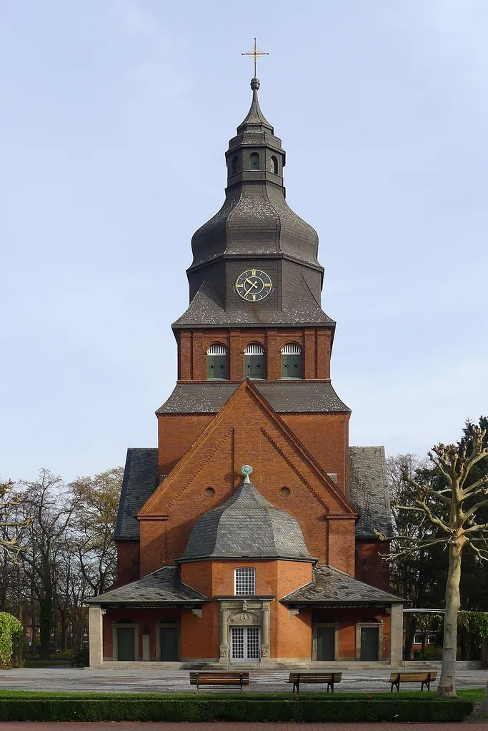 Blick von der Allee zur Kirche