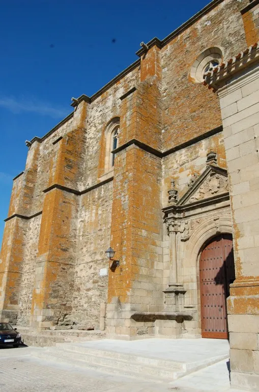 La capilla mayor es de menor altura y anchura que la nave, su planta es poligonal precedida de un tramo recto. Este se cubre con una b�veda de crucer�a con terceletes, mientras la ochava del �bside presenta una de crucer�a estrellada, con escudo de los Carvajal y s�mbolos de la pasi�n y vegetales. (http://www.alextur.net/Senderos/numero14/sanjuanbautista/malpartida.htm) Latitud: 39º 58' 48.46" N Longitud: 6º 2' 36.43" O Altitud -srtm3:468 m (SERVIL-W)