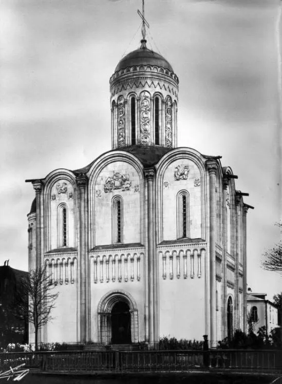 Christ the Saviour Church at the Angliiskaya Embankment in Saint Petersburg („on Waters“). The church was built in 1909-11 from public donations. It is designed in the style of 12th century Vladimir-Suzdal architecture (engineer S. S. Smirnov, to the plans of architect M. M. Peretyatkovich). In 1932, the church was closed and demolished. Photo taken by 1910s.