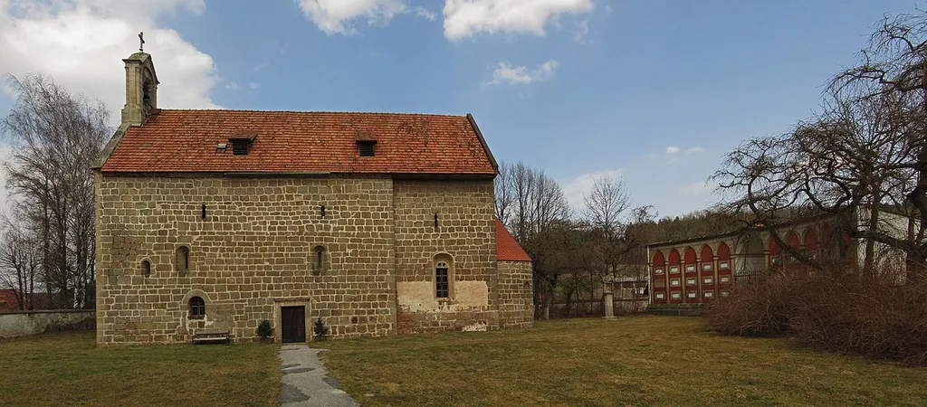 Kath. Filialkirche hll. Peter und Paul mit ehem. Friedhof