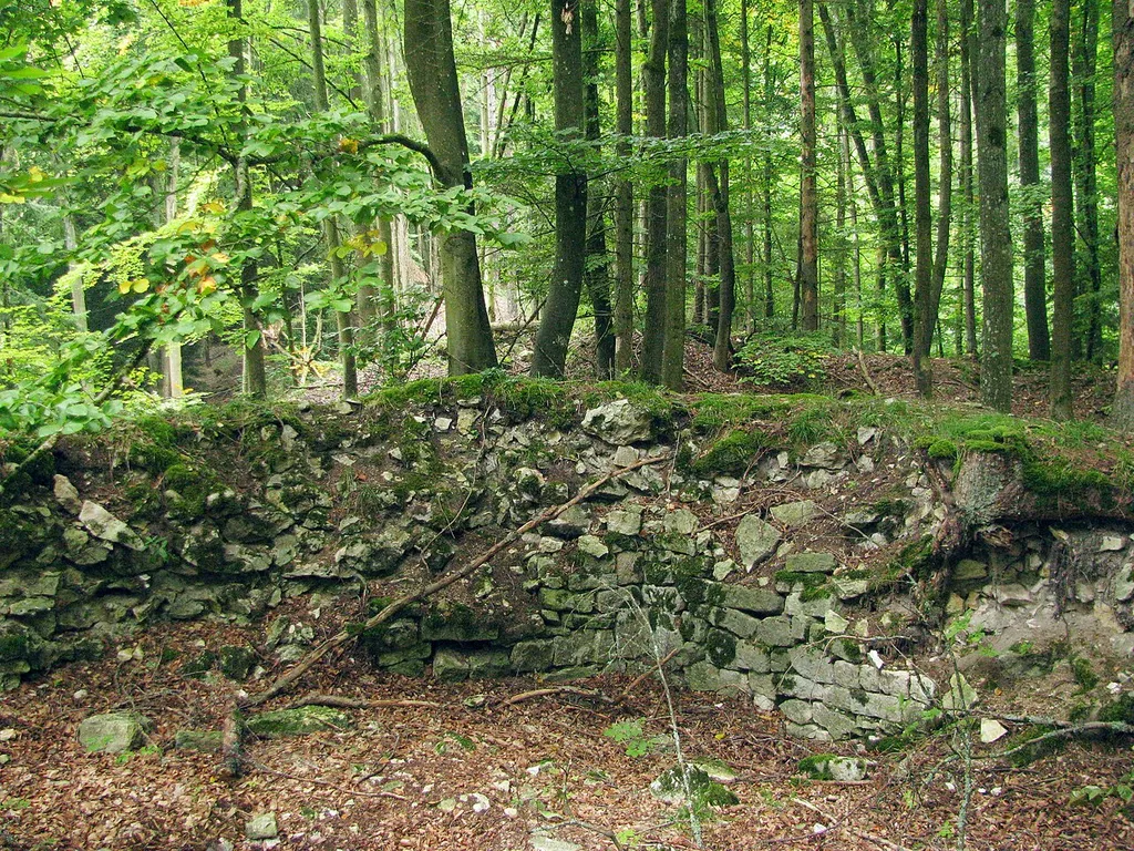 Burgruine Bruckdorf über einem Steilhang zum Tal der Schwarzen Laber in der Gemeinde Sinzing