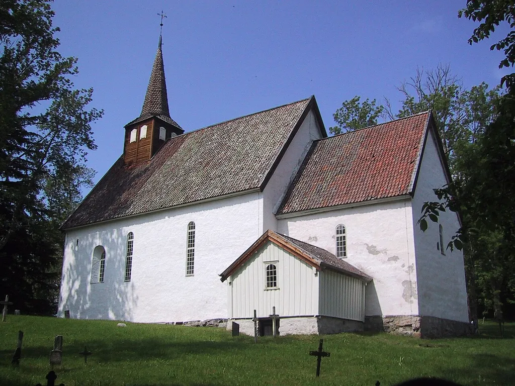 Gamle Veøy kyrkje sett frå søraust