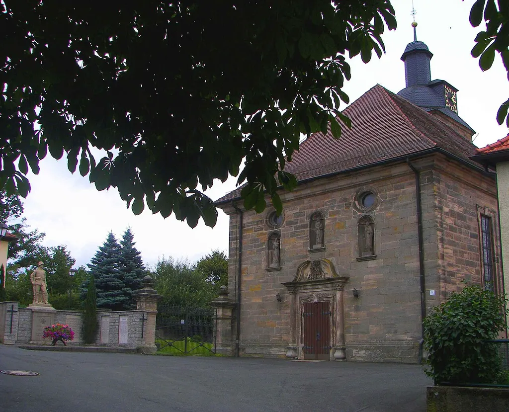 Kirche St. Michael in Mainroth wird im Jahr 1308 zum erstenmal urkundlich erwähnt. Sie wurde nach den Zerstörungen im Dreißigjährigen Krieg um 1680 restauriert, ihre heutige Form erhielt sie in den Jahren 1744/45.