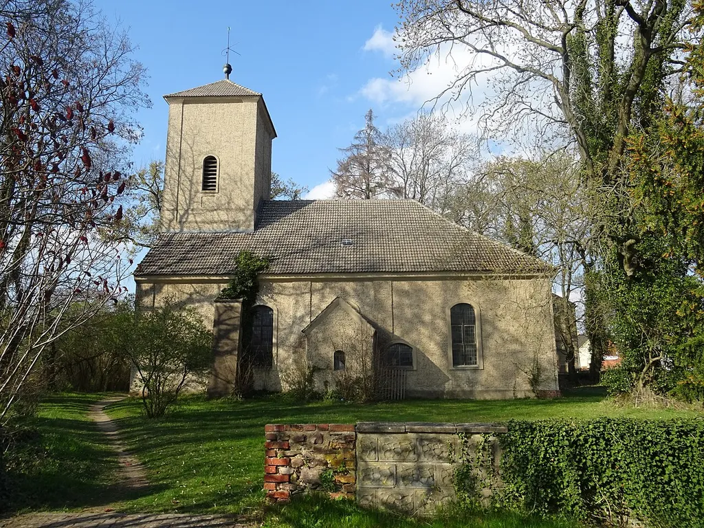 Dorfkirche Pfaffendorf, Blick von Süden mit Mauer